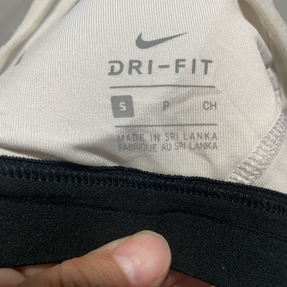 Nike sports bra. Worn just once. Size Small petite - Picture 3 of 5